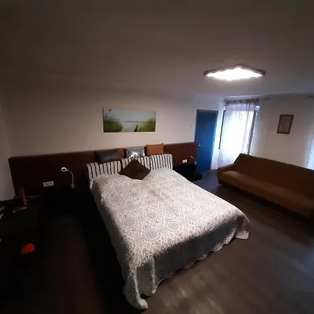 Dogs Baronesse Pasja Grofica Apartment Idrija